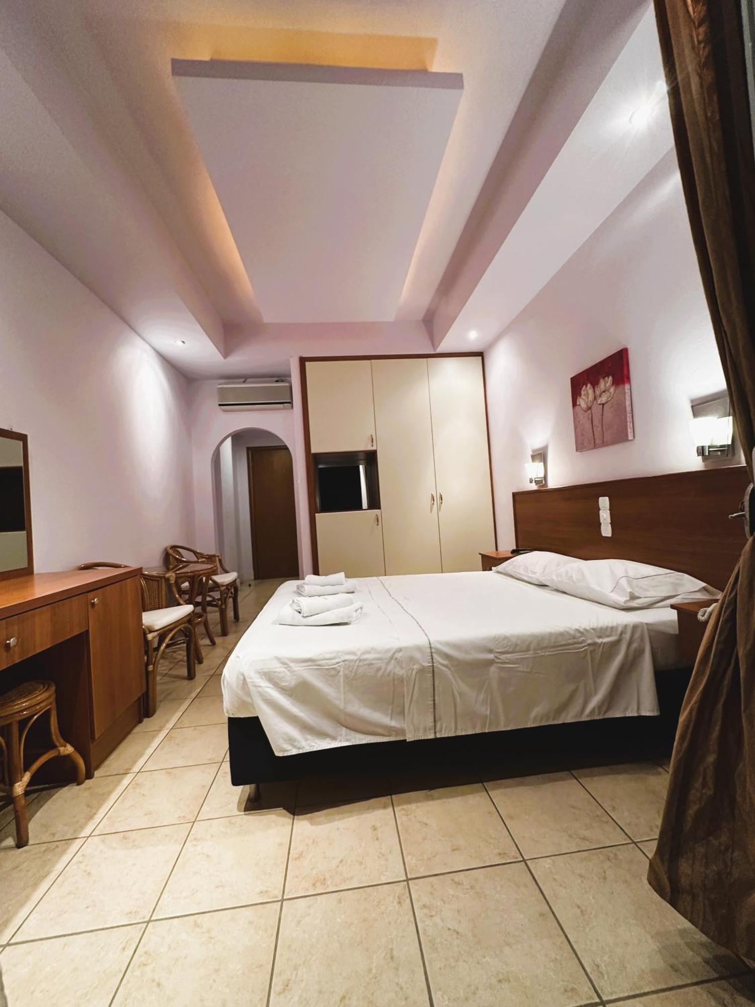 Souris Hotel Roviész Kültér fotó